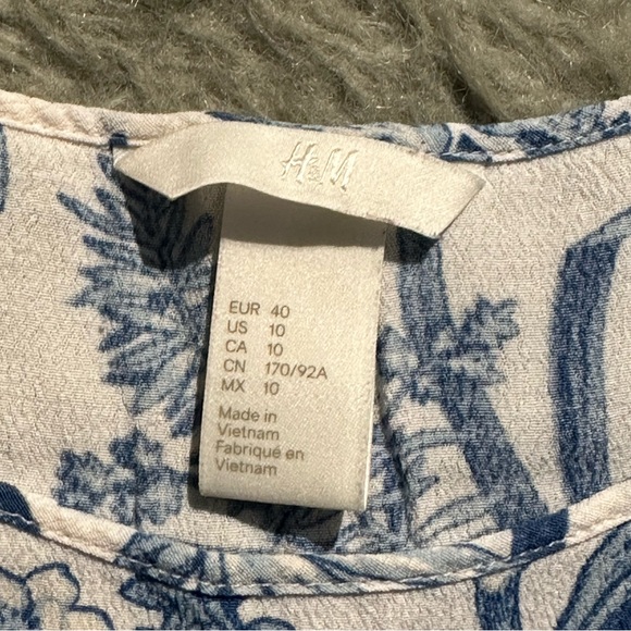 H&M Top in woven, crêped viscose with short sleeves and a rounded hem. - Picture 5 of 7